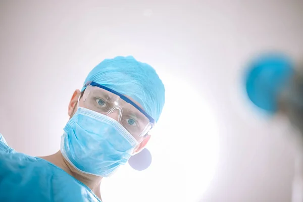 Chirurg Brýlemi Ochrannou Maskou Pracující Operačním Sále — Stock fotografie