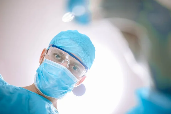 Chirurg Mit Brille Und Schutzmaske Arbeitet Operationssaal — Stockfoto