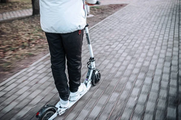 Man Rijden Nieuwe Moderne Elektrische Scooter Straat — Stockfoto