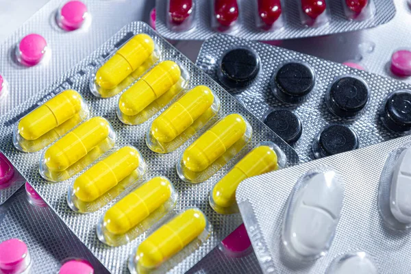 Renkli ilaç seti, tıbbi teşhis ve terapi konsepti.