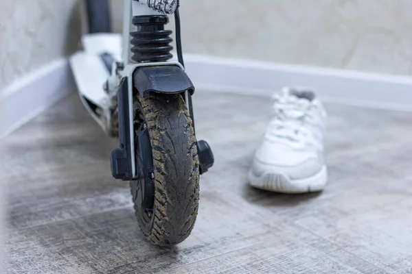 Yeni Modern Elektrikli Scooter Spor Ayakkabı Yakın Görüş — Stok fotoğraf