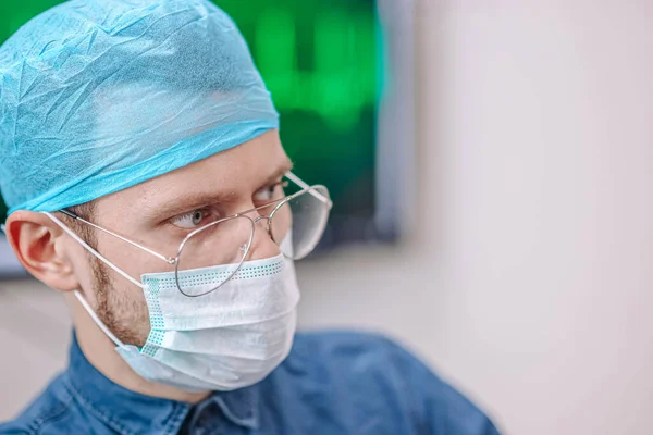 Joven Cirujano Médico Uniforme Anteojos Habitación Del Hospital — Foto de Stock