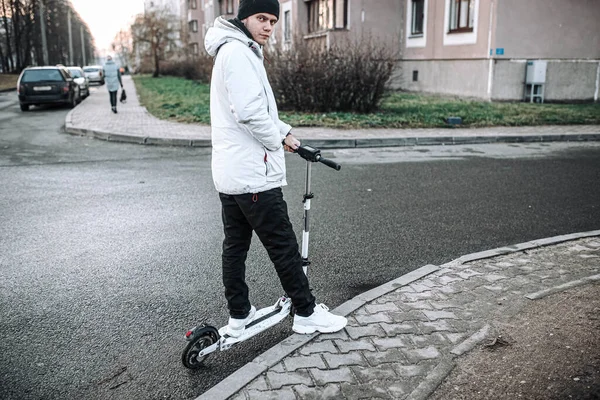 Homem Monta Uma Scooter Elétrica Branca Dia Gelado Inverno Transporte — Fotografia de Stock