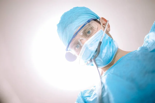 Cirujano Con Gafas Máscara Protectora Trabajando Quirófano — Foto de Stock