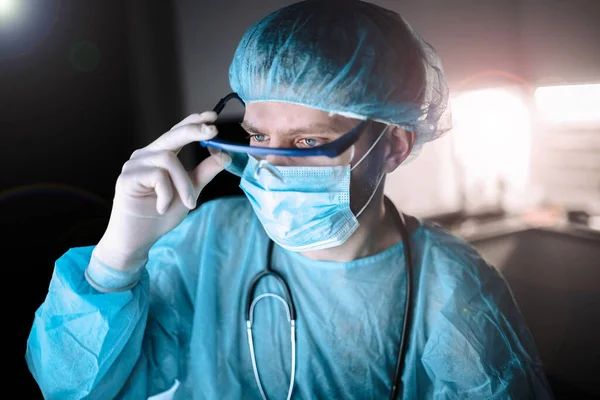 Joven Cirujano Médico Uniforme Gafas Quirófano Durante Pandemia Coronavirus — Foto de Stock