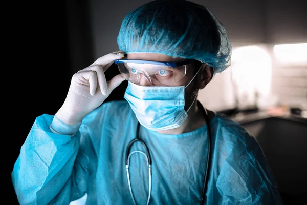 Young Man Surgeon Doctor Uniform Goggles Operating Room Coronavirus Pandemic — Stock Photo, Image