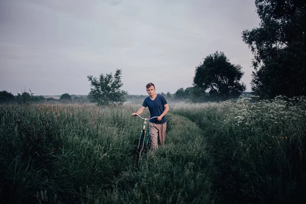 Чоловік Гуляє Ретро Велосипедом Польовій Дорозі Серед Трави Влітку — стокове фото