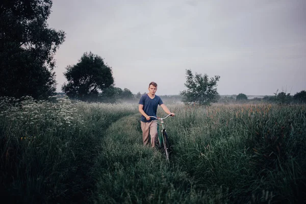 Чоловік Гуляє Ретро Велосипедом Польовій Дорозі Серед Трави Влітку — стокове фото