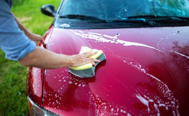 Kırmızı bir arabayı ellerinle yıka, kancayı da arabanın arkasında köpükle..