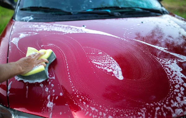 Мытье Красной Машины Руками Крючок Пеной Заднем Сиденье Автомобиля — стоковое фото