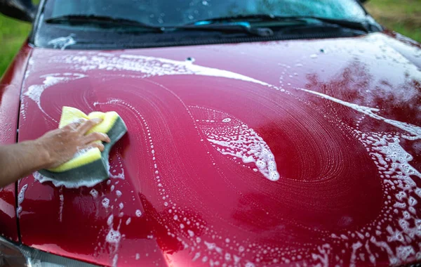 Mytí Červeného Auta Rukama Hák Pěnou Zadní Straně Auta — Stock fotografie