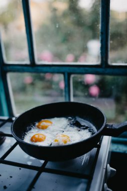 Köyde tavada yumurta kızartıyorum.