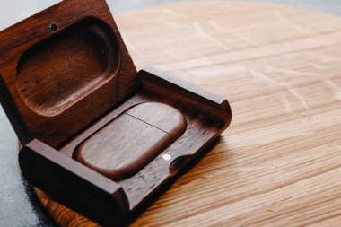 Tahta usb flaş bellek bir kutu dolusu ahşap içinde. El işi