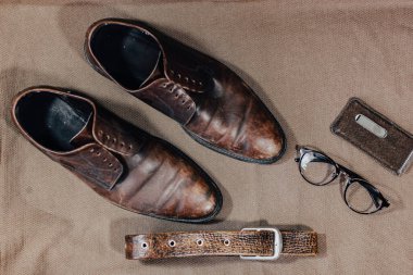 Kahverengi deri aksesuarlar, ayakkabı askısı.