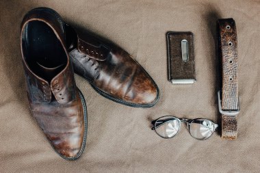 Kahverengi deri aksesuarlar, ayakkabı askısı.