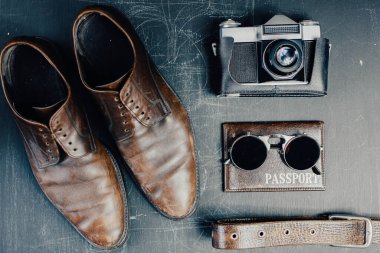 Kahverengi deri aksesuarlar, ayakkabı askısı.