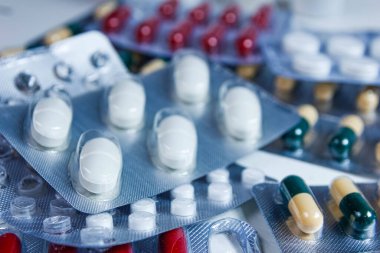 Hapları ve ilaç antibiyotiklerini su toplayan paketlere koy. Tıbbi konsept.