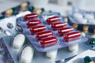 Hapları ve ilaç antibiyotiklerini su toplayan paketlere koy. Tıbbi konsept.