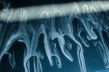 Mavi arabanın manuel oto yıkamada yakın çekimi.