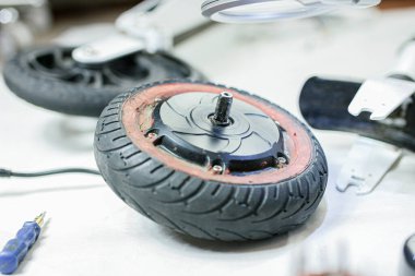 Elektrikli motor tamir servisinde mobiletin kapanışı.