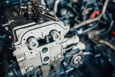 Bir arabanın içten yanmalı motorunun tamiri. Motorun ayrıntıları.