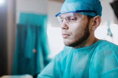 Estetik cerrah, ameliyattan sonra bilgisayarda tıbbi verileri inceler.