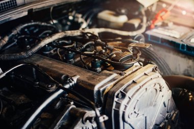 Bir arabanın içten yanmalı motorunun tamiri. Motorun ayrıntıları.