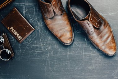 Kahverengi deri aksesuarlar, ayakkabı askısı.