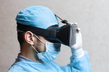 Artırılmış gerçeklik gözlüklü bilim adamı doktor 3D VR