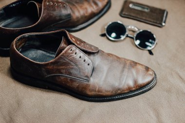 Kahverengi deri aksesuarlar, ayakkabı askısı.