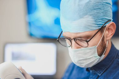 Üniformalı ve gözlüklü erkek doktorun düşünceli bakışları. Tıp alanında sıkı çalışma kavramı.