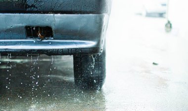 Mavi arabanın manuel oto yıkamada yakın çekimi.