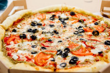 Zeytin, domates ve peynirli vejetaryen pizza..