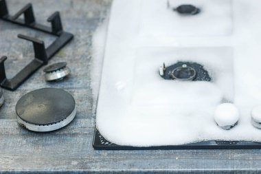 Mutfağı temizlemek, gazlı fırını sünger ve köpükle temizlemek.