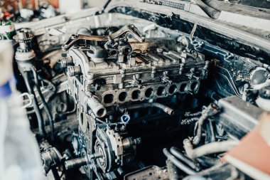 Bir arabanın içten yanmalı motorunun tamiri. Motorun ayrıntıları.