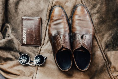 Kahverengi deri aksesuarlar, ayakkabı askısı.