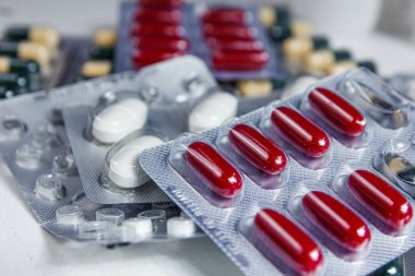 Hapları ve ilaç antibiyotiklerini su toplayan paketlere koy. Tıbbi konsept.