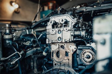 Bir arabanın içten yanmalı motorunun tamiri. Motorun ayrıntıları.