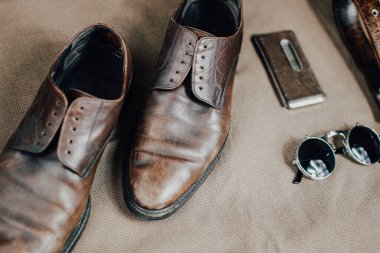 Kahverengi deri aksesuarlar, ayakkabı askısı.