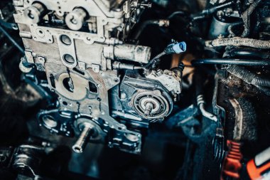Bir arabanın içten yanmalı motorunun tamiri. Motorun ayrıntıları.