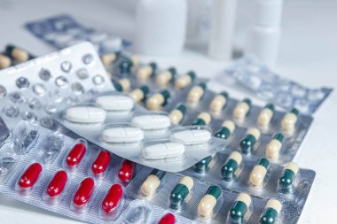 Hapları ve ilaç antibiyotiklerini su toplayan paketlere koy. Tıbbi konsept.