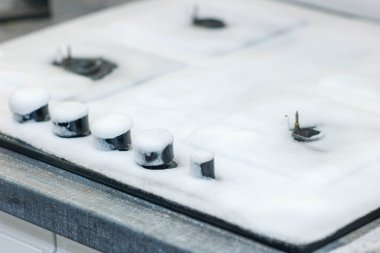 Mutfağı temizlemek, gazlı fırını sünger ve köpükle temizlemek.