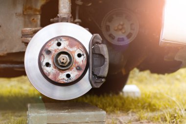 Araba fren diski, doğada bir tekerleği değiştirmek.