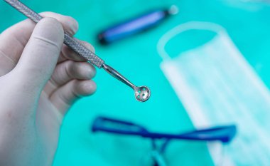 Elde diş metali aracı.