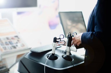 Cerrahların öğrencileri için sanal cerrahi simülatör. Doktorların eğitiminde robotik teknolojiler