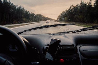 Güneşli bir günde, sonbaharda araba sürmek. İş gezisi