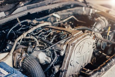 Bir arabanın içten yanmalı motorunun tamiri. Motorun ayrıntıları.