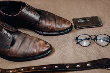 Kahverengi deri aksesuarlar, ayakkabı askısı.