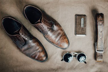 Kahverengi deri aksesuarlar, ayakkabı askısı.