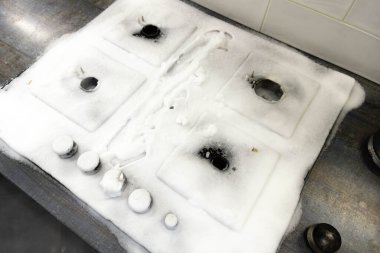 Mutfağı temizlemek, gazlı fırını sünger ve köpükle temizlemek.